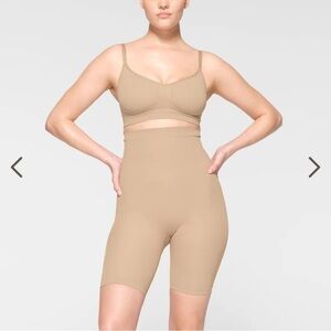 Skims Seamless Sculpt High Waisted Above the Knee Short Shapewear in Clay Size M